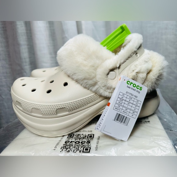 CROCS Women's Off-White Bae Fur-Lined Clogs - Picture 9 of 11